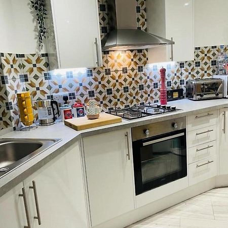 Bagshot Pennyhill Camberley Ascot Luxury 2 Beds 1 Bath Sleeps 4 Pets Ok Permit Parking Lejlighed Eksteriør billede