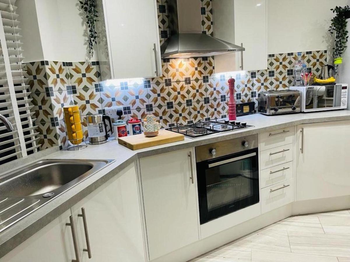 Bagshot Pennyhill Camberley Ascot Luxury 2 Beds 1 Bath Sleeps 4 Pets Ok Permit Parking Lejlighed Eksteriør billede