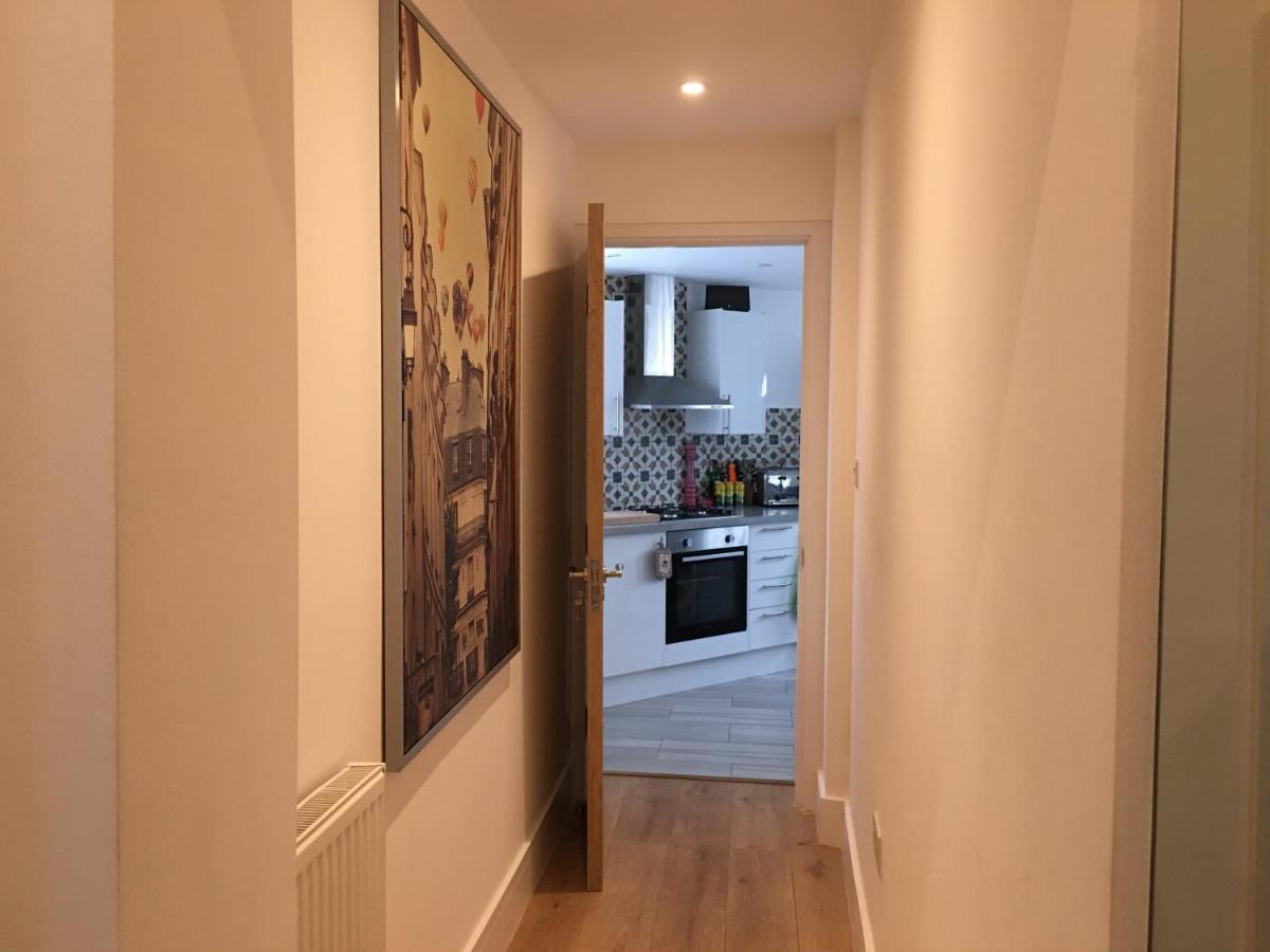 Bagshot Pennyhill Camberley Ascot Luxury 2 Beds 1 Bath Sleeps 4 Pets Ok Permit Parking Lejlighed Eksteriør billede