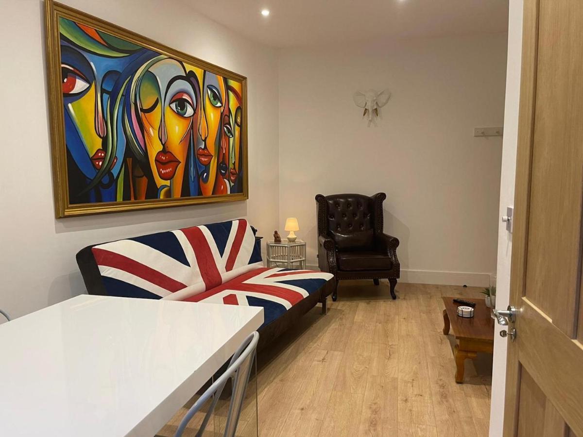 Bagshot Pennyhill Camberley Ascot Luxury 2 Beds 1 Bath Sleeps 4 Pets Ok Permit Parking Lejlighed Eksteriør billede
