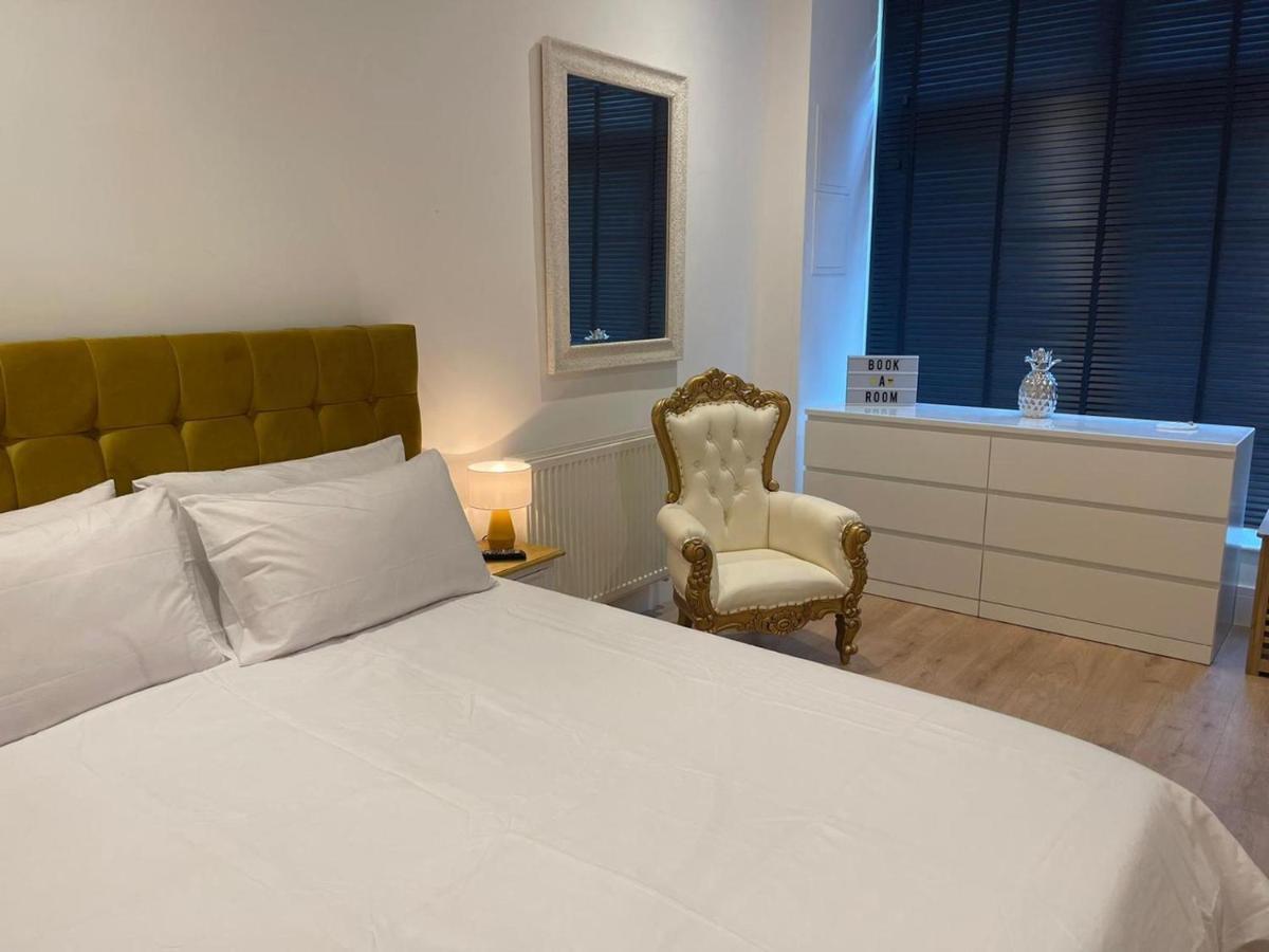 Bagshot Pennyhill Camberley Ascot Luxury 2 Beds 1 Bath Sleeps 4 Pets Ok Permit Parking Lejlighed Eksteriør billede