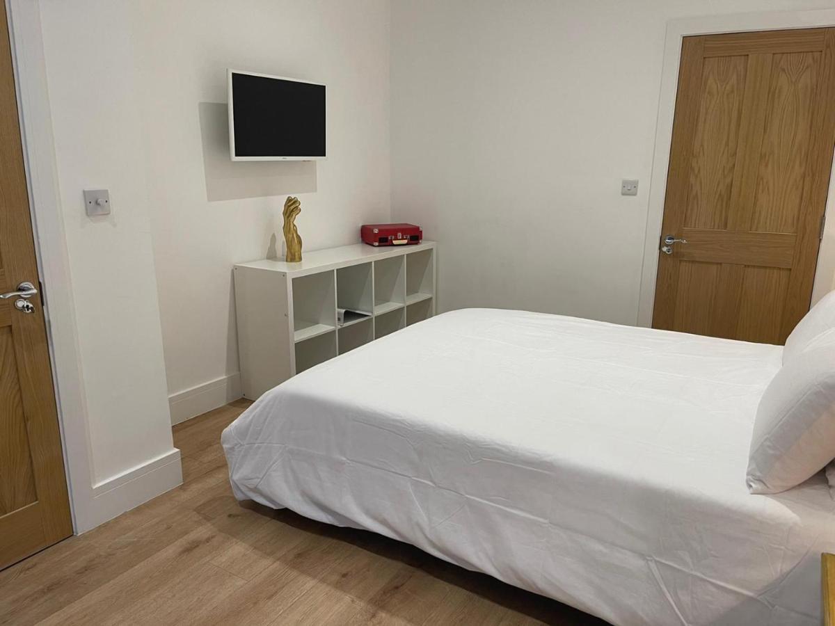 Bagshot Pennyhill Camberley Ascot Luxury 2 Beds 1 Bath Sleeps 4 Pets Ok Permit Parking Lejlighed Eksteriør billede