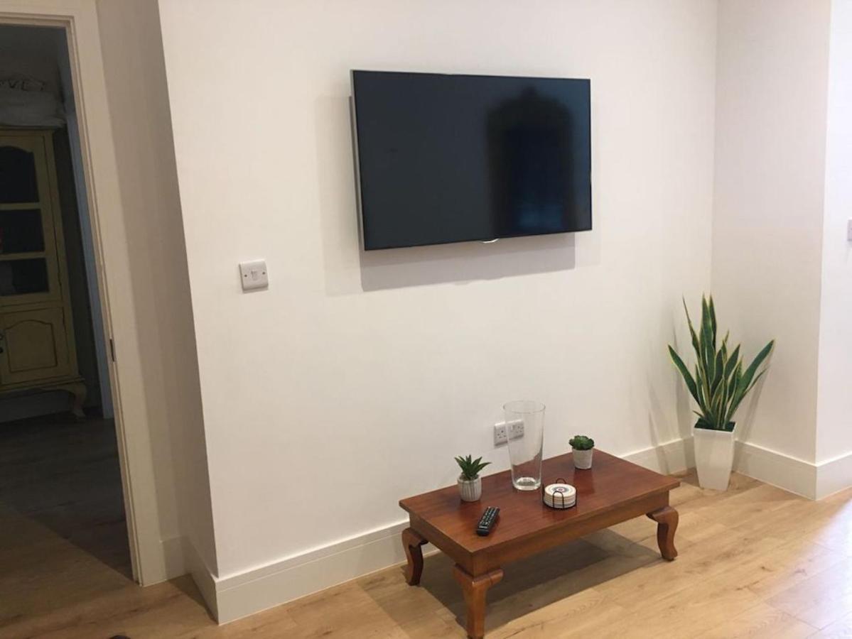 Bagshot Pennyhill Camberley Ascot Luxury 2 Beds 1 Bath Sleeps 4 Pets Ok Permit Parking Lejlighed Eksteriør billede
