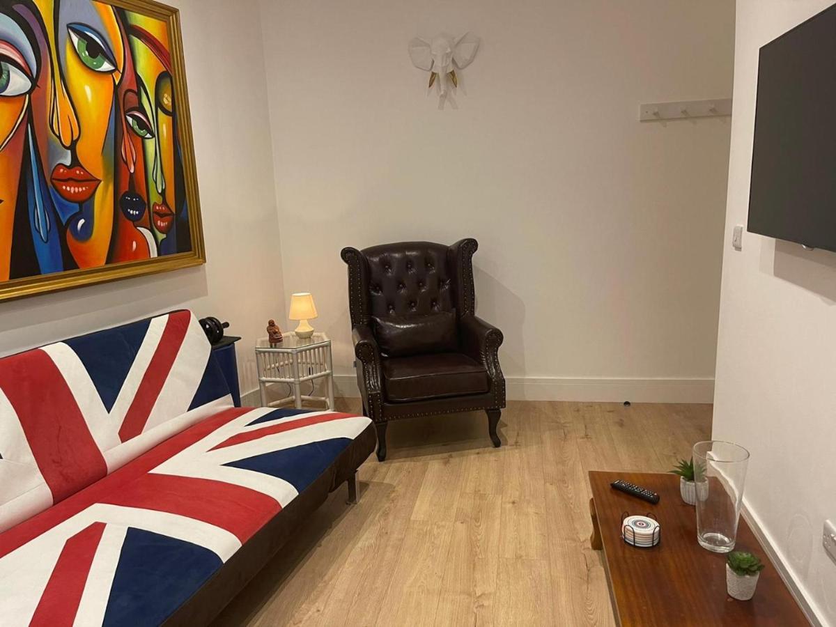 Bagshot Pennyhill Camberley Ascot Luxury 2 Beds 1 Bath Sleeps 4 Pets Ok Permit Parking Lejlighed Eksteriør billede