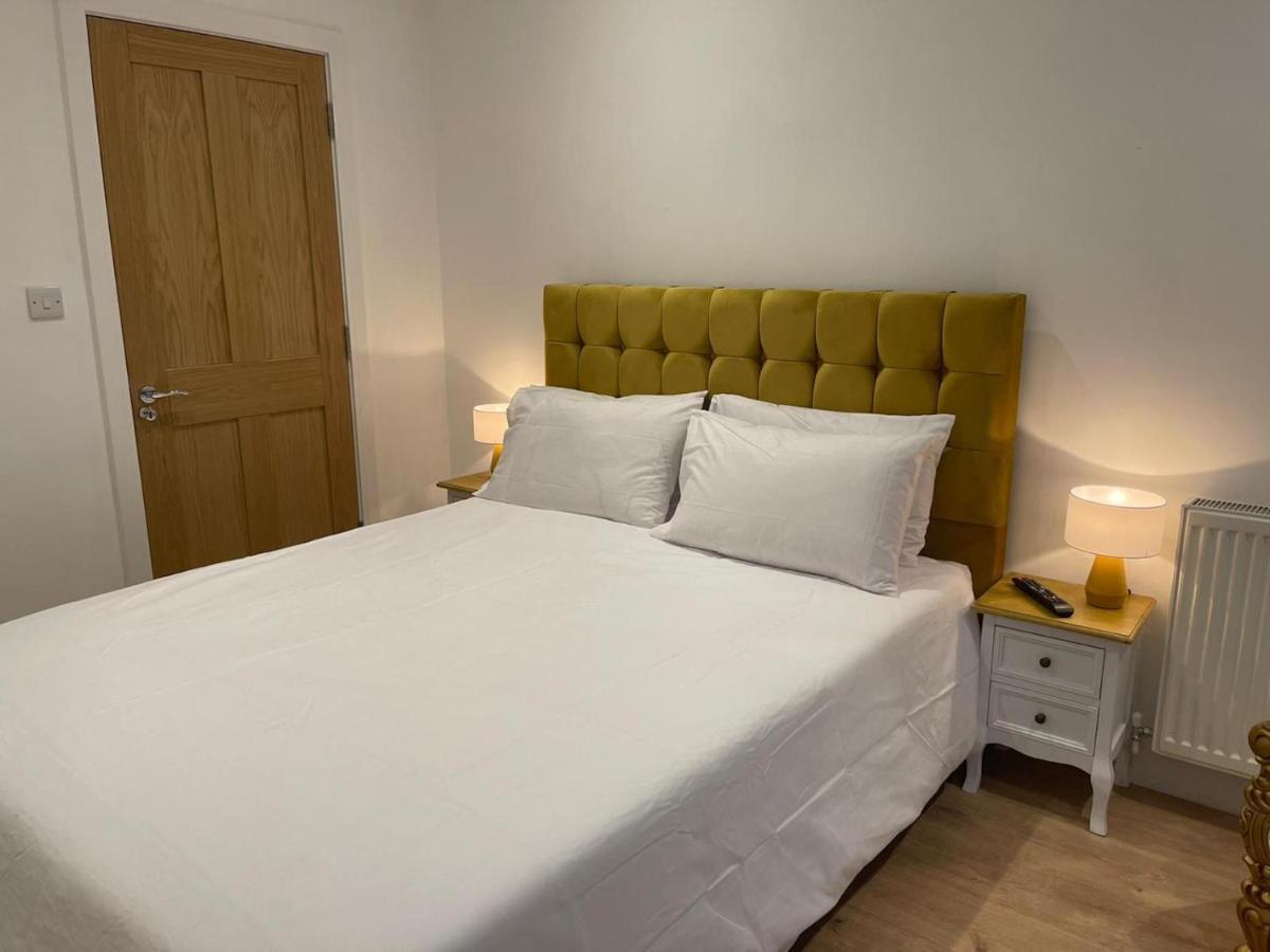 Bagshot Pennyhill Camberley Ascot Luxury 2 Beds 1 Bath Sleeps 4 Pets Ok Permit Parking Lejlighed Eksteriør billede