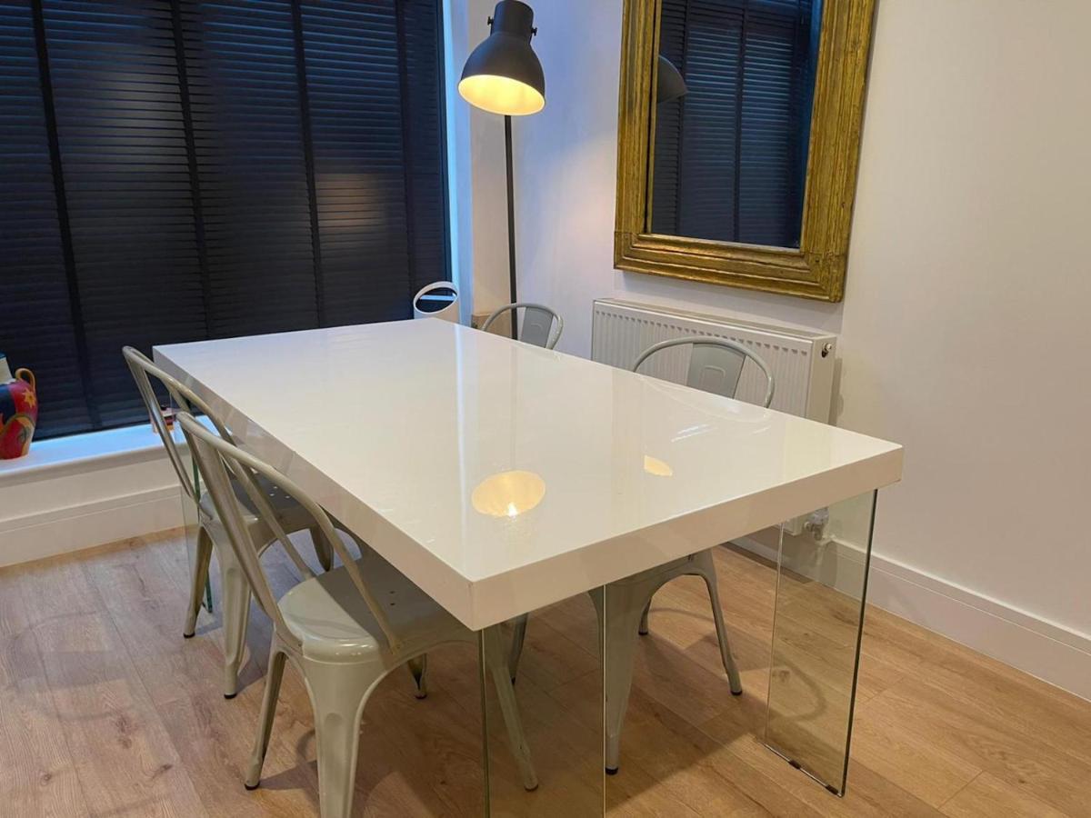 Bagshot Pennyhill Camberley Ascot Luxury 2 Beds 1 Bath Sleeps 4 Pets Ok Permit Parking Lejlighed Eksteriør billede