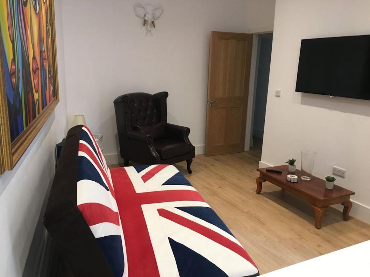 Bagshot Pennyhill Camberley Ascot Luxury 2 Beds 1 Bath Sleeps 4 Pets Ok Permit Parking Lejlighed Eksteriør billede
